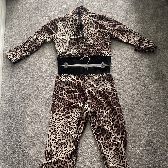 Dolce & Gabbana 2 piece set. Can not guarantee authenticity. XL- fits like M/L - Picture 2 of 3